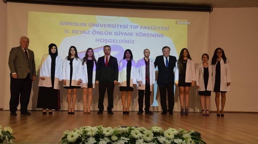 Tıp Fak&uuml;ltesi &Ouml;ğrencileri Beyaz &Ouml;nl&uuml;klerini T&ouml;renle Giydiler