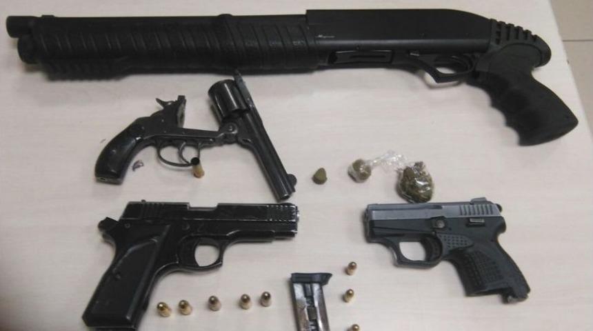 Sakarya&rsquo;da &Ccedil;ok Sayıda Silah Ve Uyuşturucu Ele Ge&ccedil;irildi