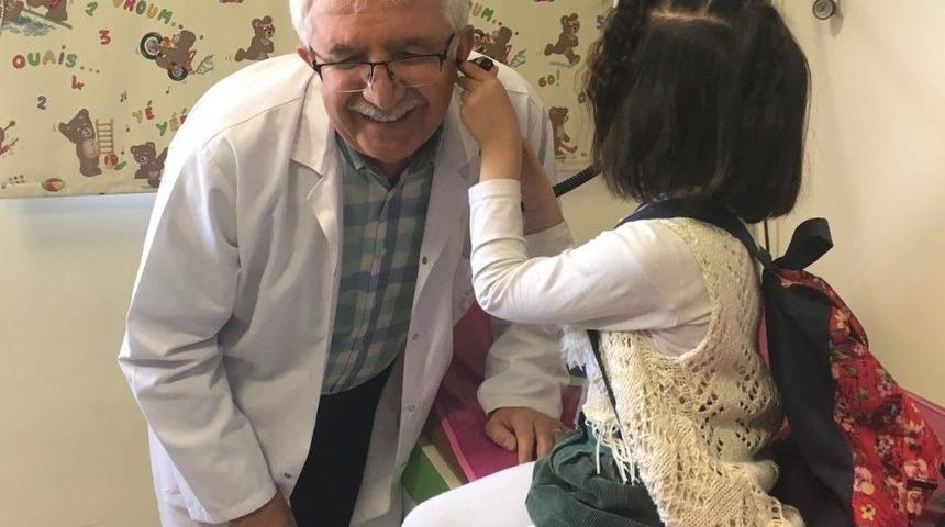 &Ouml;ğrenciler, Doktorların 14 Mart Tıp Bayramını Kutladı