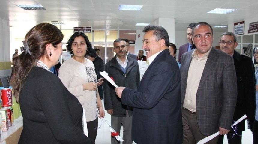 Başkan Tutal&rsquo;dan Sağlık &Ccedil;alışanlarına Karanfil