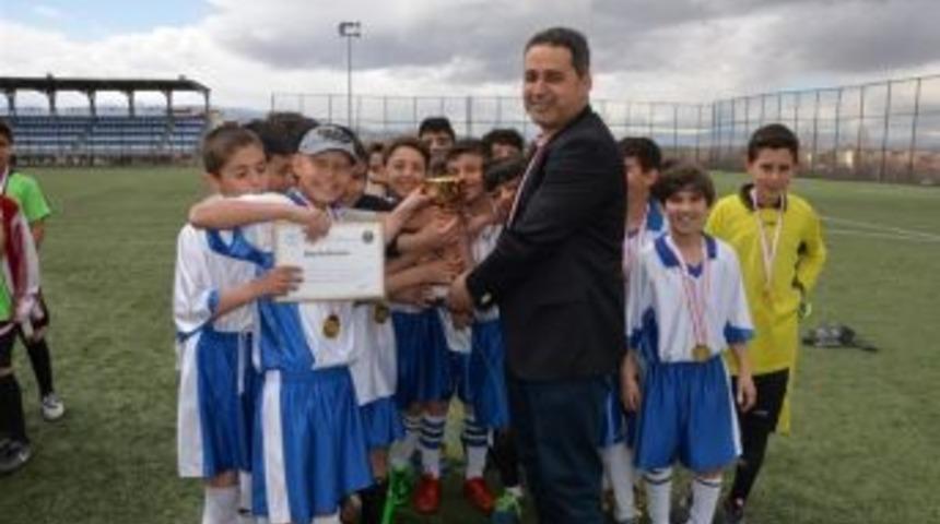 Okullar Arası K&uuml;&ccedil;&uuml;k Erkekler Futbol M&uuml;sabakaları Sona Erdi