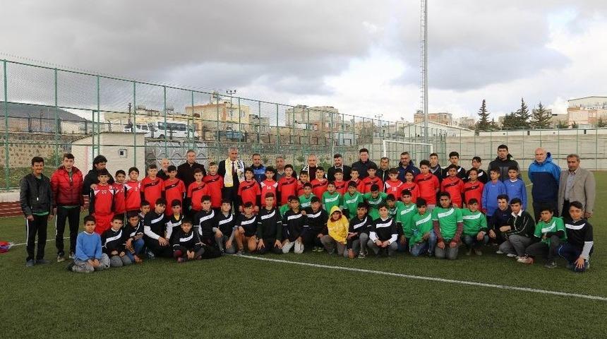 Kilis Belediyesinden U-14 Gen&ccedil;ler Ligine Spor Malzemesi