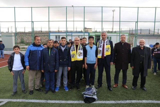 Kilis Belediyesinden U-14 Gençler Ligine Spor Malzemesi