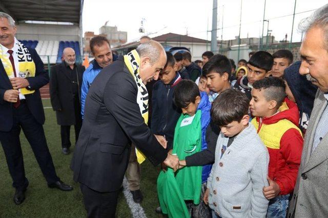 Kilis Belediyesinden U-14 Gençler Ligine Spor Malzemesi