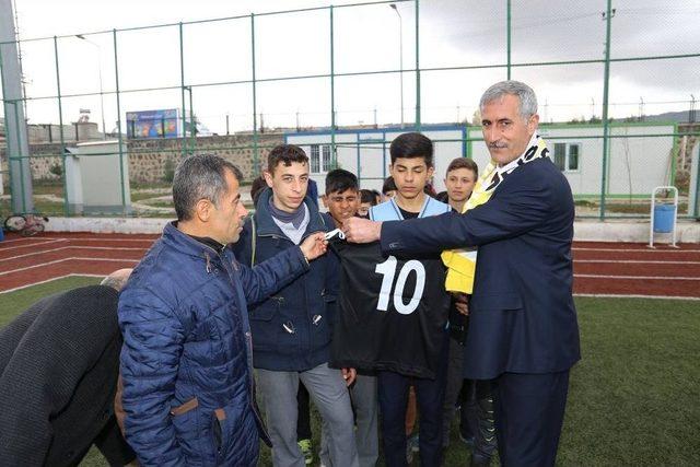 Kilis Belediyesinden U-14 Gençler Ligine Spor Malzemesi