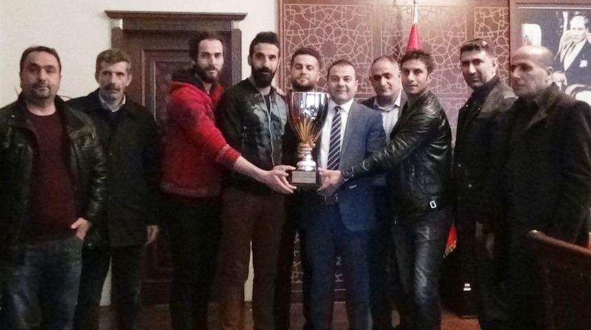 Şampiyonluk Kupasını Kaymakam Yaşar’a Hediye Ettiler