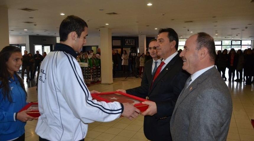 Kutsal Emanetler T&ouml;renle Uğurlandı