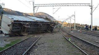 Tren Kamyona Çarptı: 3 Ölü