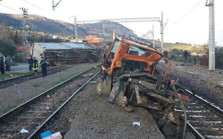 Tren Kamyona Çarptı: 3 Ölü G1