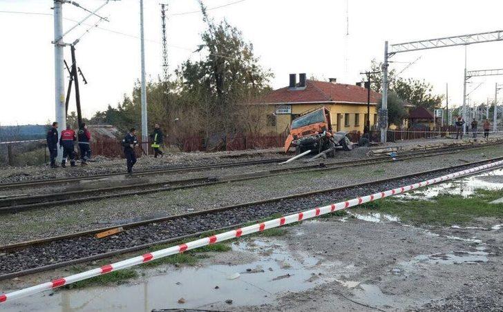 Tren Kamyona Çarptı: 3 Ölü G2