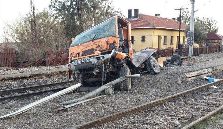 Tren Kamyona Çarptı: 3 Ölü G3