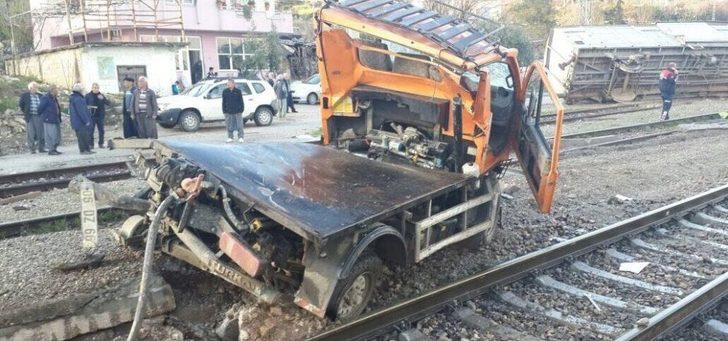 Tren Kamyona Çarptı: 3 Ölü G4