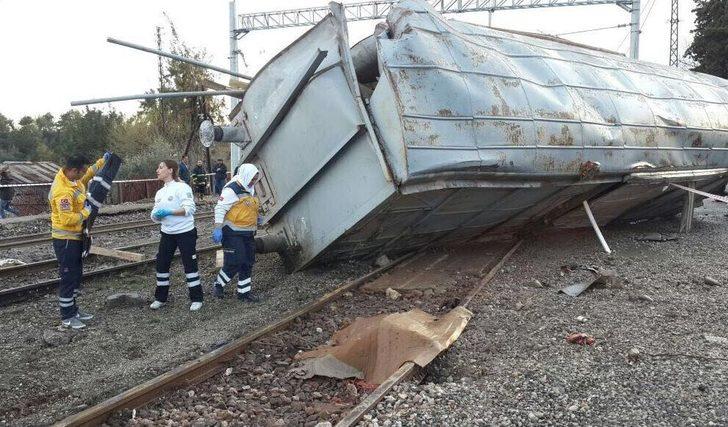 Tren Kamyona Çarptı: 3 Ölü G5