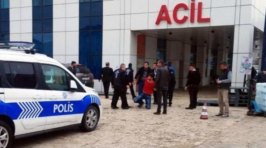 Hastanede Bı&ccedil;aklı Kavga: 4 Yaralı