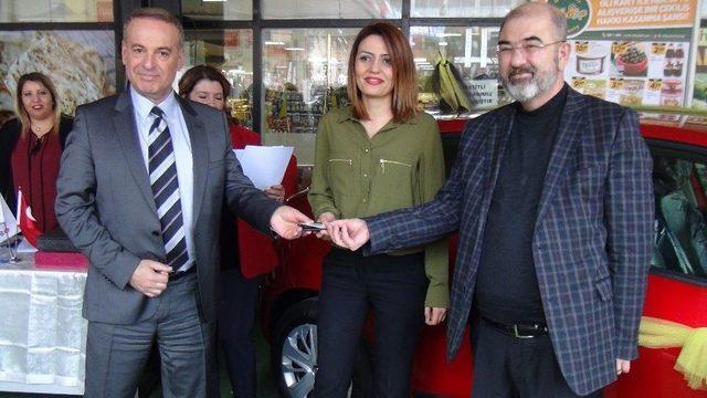 Marketten 30 Tl’lik Alışverişe Otomobil Kazandı