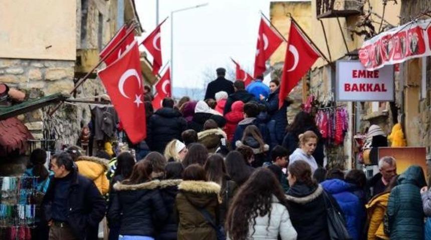 Atat&uuml;rk'&uuml;n Gelibolu'da Karargahı Bulunan K&ouml;ye Ziyaret&ccedil;i Akını