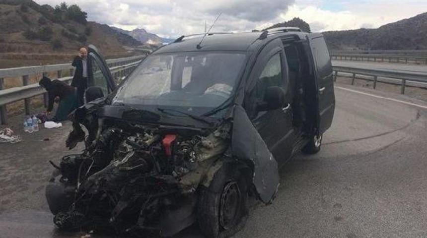 Otomobil Bariyerlere &Ccedil;arptı: Biri &Ccedil;ocuk 4 Kişi Yaralandı