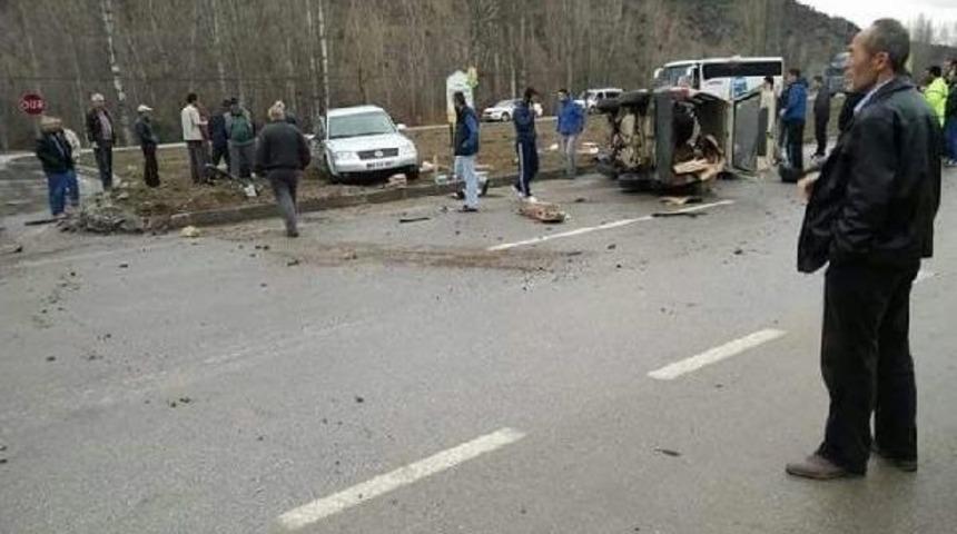 &Ccedil;orum'da Iki Otomobil &Ccedil;arpıştı : 3 Yaralı