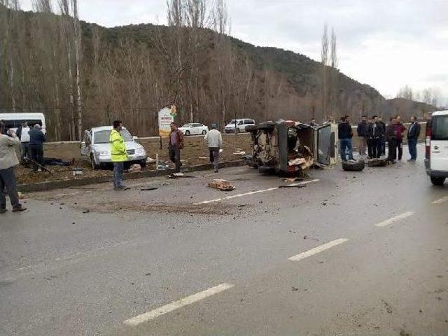 Çorum'da Iki Otomobil Çarpıştı : 3 Yaralı