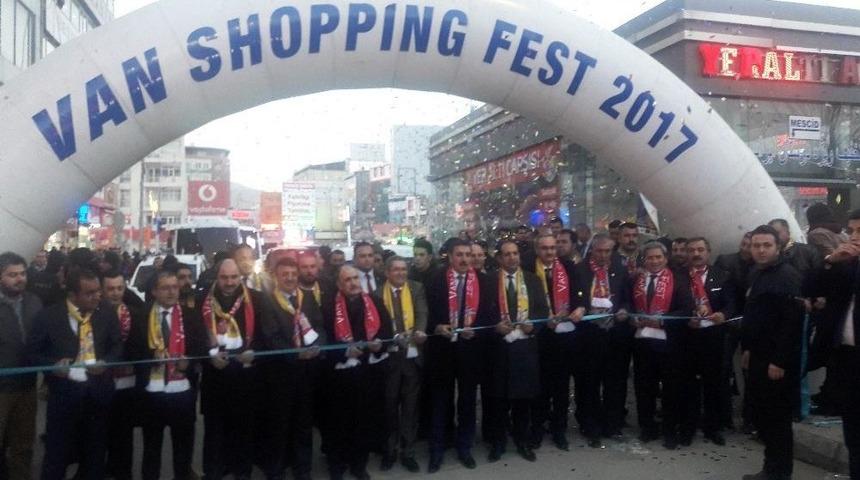 Bakan T&uuml;fenkci &lsquo;shopping Fest&rsquo;in A&ccedil;ılışını Yaptı