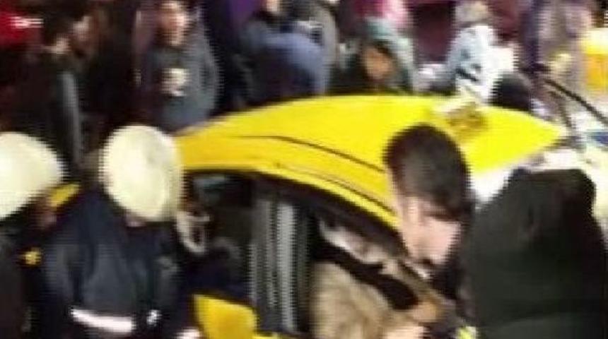 Tramvay Taksiye &Ccedil;arptı: 4 Yaralı