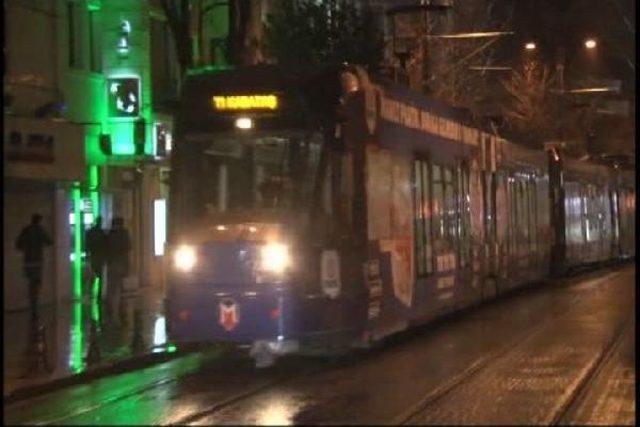 Tramvay Taksiye Çarptı: 4 Yaralı