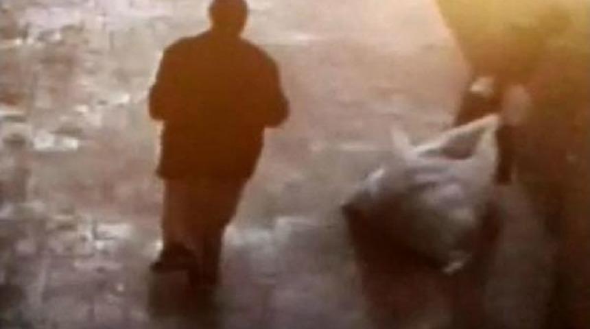 Camiden Yardım I&ccedil;in Toplanan Eşyaları &Ccedil;aldılar