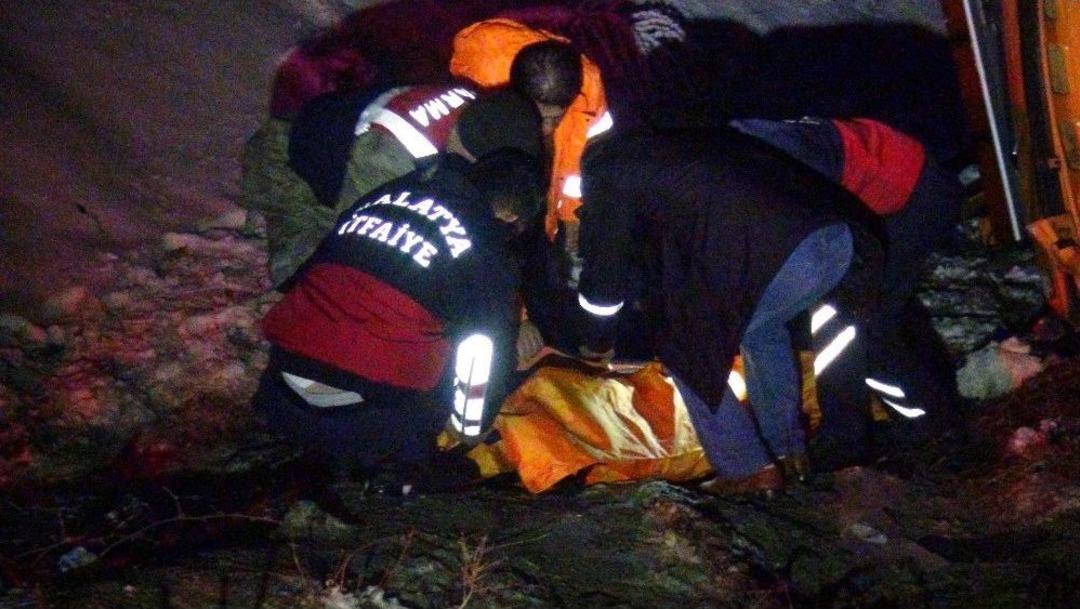 Tuzlama Aracıyla Et Y&uuml;kl&uuml; Kamyon &Ccedil;arpıştı: 1 &Ouml;l&uuml;, 2 Yaralı