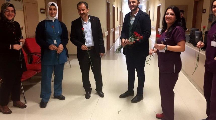 &Uuml;lk&uuml; Ocaklarının Gen&ccedil;leri Sağlık &Ccedil;alışanlarına &Ccedil;i&ccedil;ek Takdim Etti