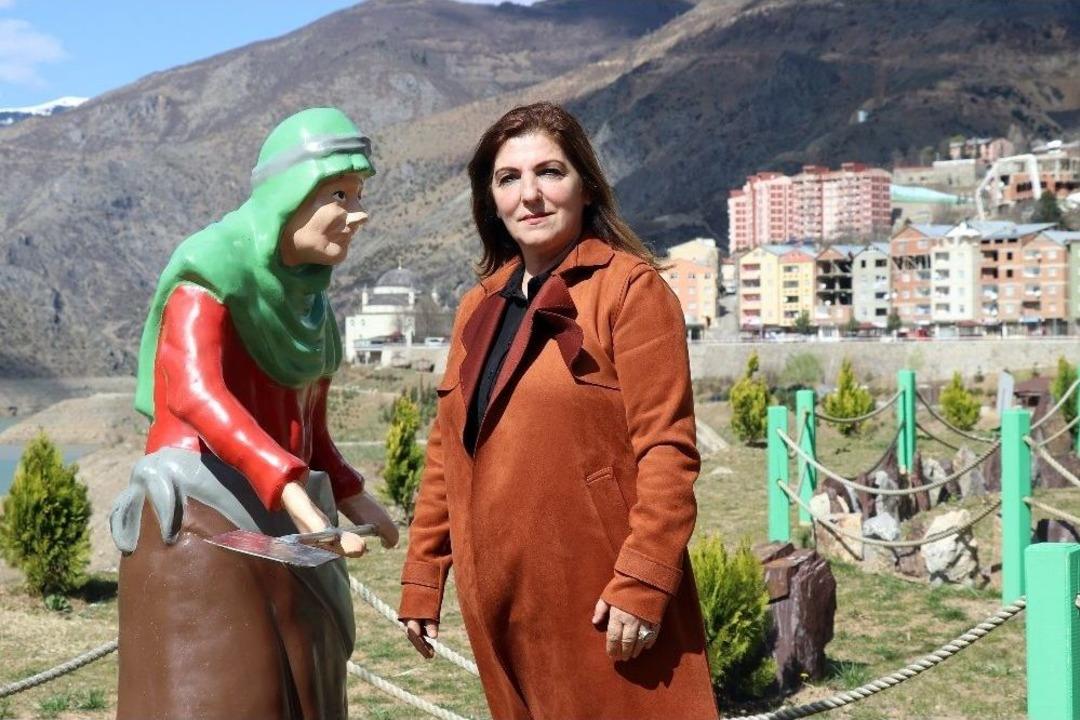 &Ouml;zk&uuml;rt&uuml;n&rsquo;e Kadın Eli Değdi Belde Rengarenk Oldu