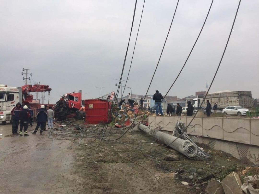 İneg&ouml;l&rsquo;de Kontrolden &Ccedil;ıkan Tır Elektrik Direğine &Ccedil;arptı. 25 Megavatlık Ana Hat Enerjisiz Kaldı