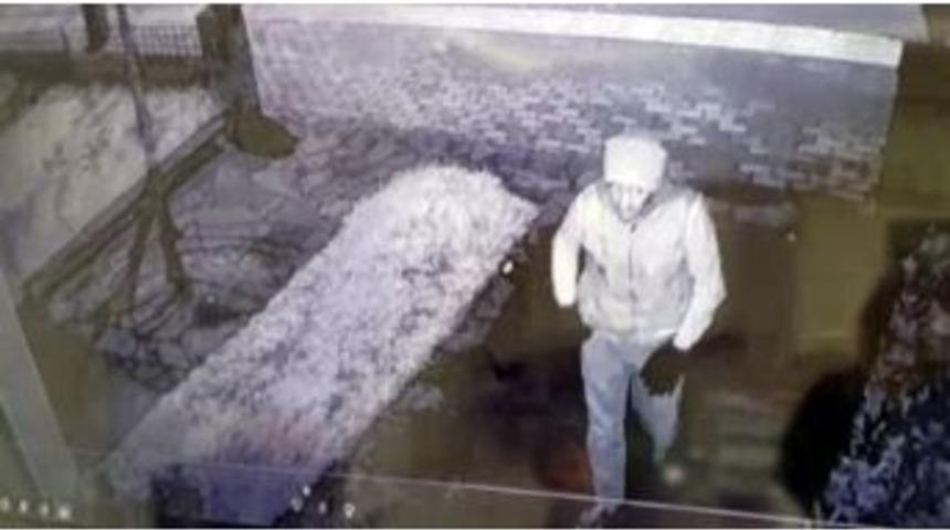 Sadaka Kutusunu &Ccedil;alan Hırsız Kameraya Yakalandı