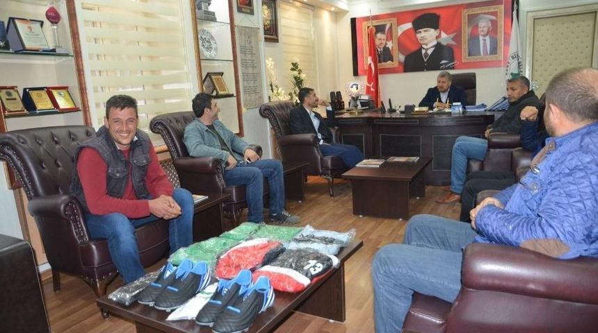 Belediye Başkanı Pınarbaşı&rsquo;ndan Birecikspor&rsquo;a Malzeme Desteği