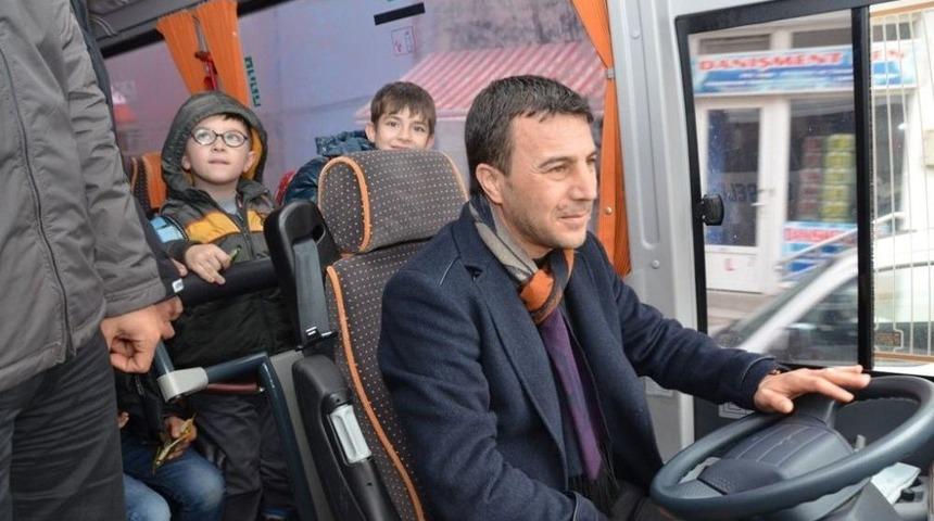 Belediye Başkanı &Ouml;ğrenci Servisine Şof&ouml;r Oldu