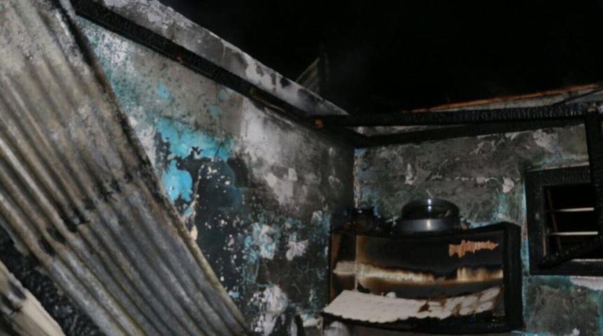 Gece &Ccedil;ıkan Yangında Aile Son Anda Kurtuldu