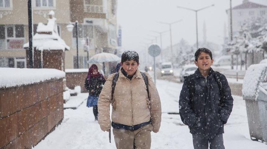 Ahlat&rsquo;ta Kar Yağışı