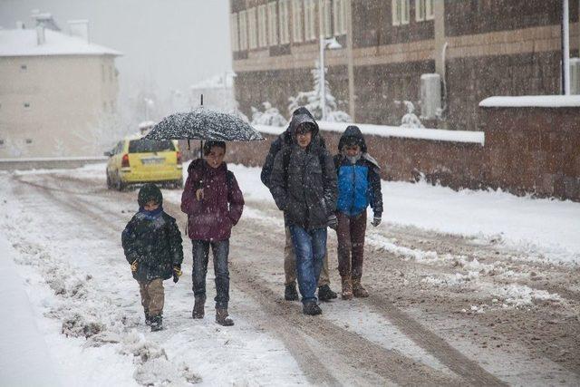 Ahlat’ta Kar Yağışı