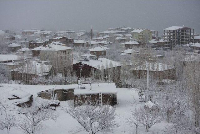 Ahlat’ta Kar Yağışı