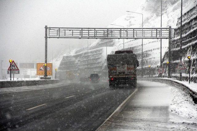 Bolu Dağı’nda Kar Yağışı Ve Sis Ulaşımı Yavaşlattı