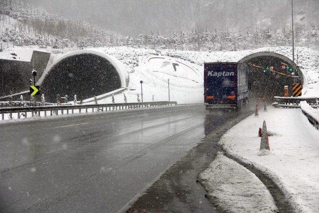 Bolu Dağı’nda Kar Yağışı Ve Sis Ulaşımı Yavaşlattı