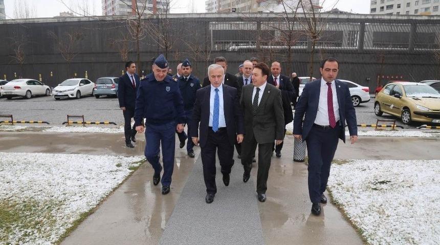 Vali Kam&ccedil;ı İade-i Ziyaretlere Devam Ediyor