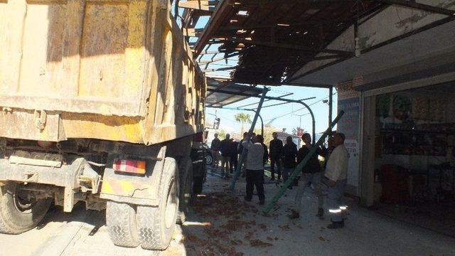 Belediye Kamyonu İşyerinin Tentesin Yıktı