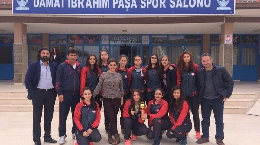 Adana Lokman Hekim Anadolu Lisesi Voleybol Kız Takımı Yarı Finaline &Ccedil;ıkmaya Hak Kazandı