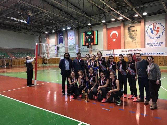 Adana Lokman Hekim Anadolu Lisesi Voleybol Kız Takımı Yarı Finaline Çıkmaya Hak Kazandı