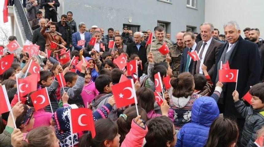 Vali Toprak&rsquo;a T&uuml;rk Bayraklı Karşılama