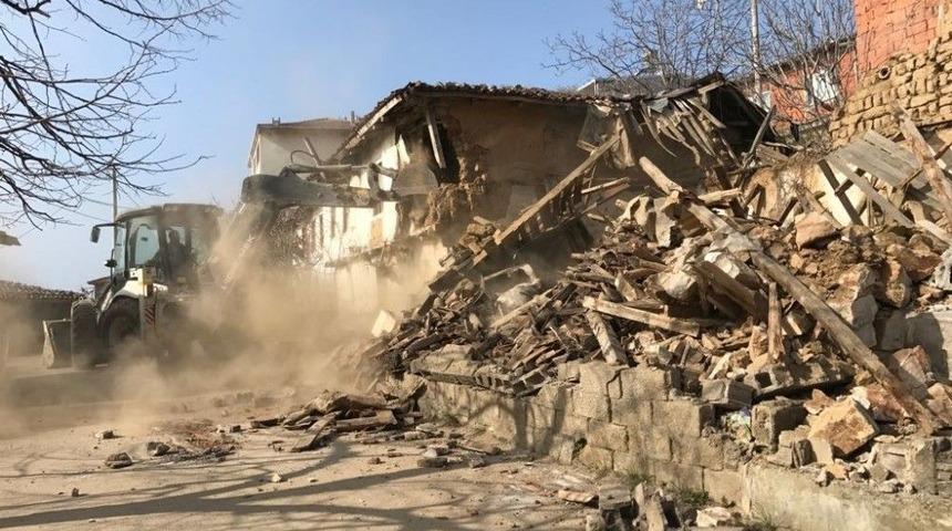 Bursa&rsquo;da Metruk Binalar Yıkılıyor