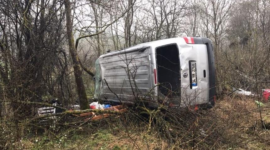 Yoldan &Ccedil;ıkan Kamyonet Şarampole Yuvarlandı 2 Kişi Yaralandı