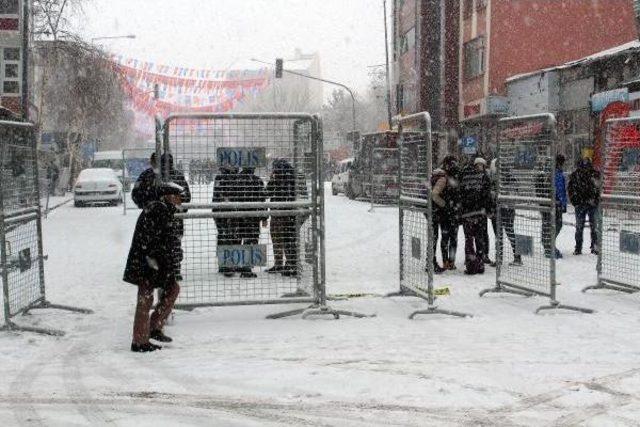 Başbakanı Karşılamaya Hazırlanan Ardahan’A Kar