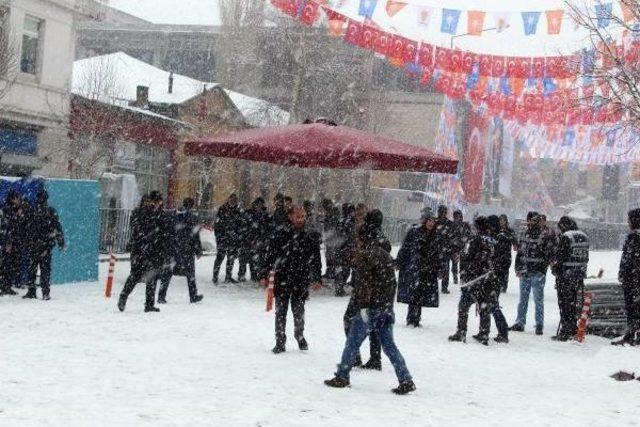 Başbakanı Karşılamaya Hazırlanan Ardahan’A Kar