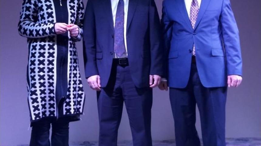 Protokolden, &rsquo;kur&rsquo;an-ı Kerim&rsquo;i G&uuml;zel Okuma Yarışmasında Birinci Olan &Ouml;ğrenciye &Ouml;d&uuml;l